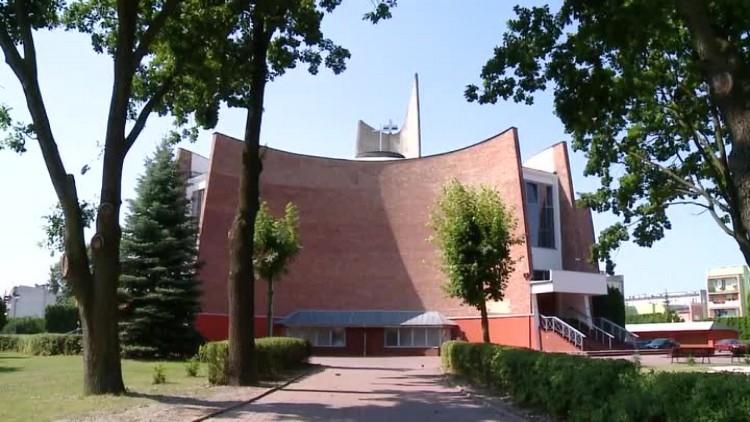 lkr_nowe_prezbiterium_w_kosciele.mp4