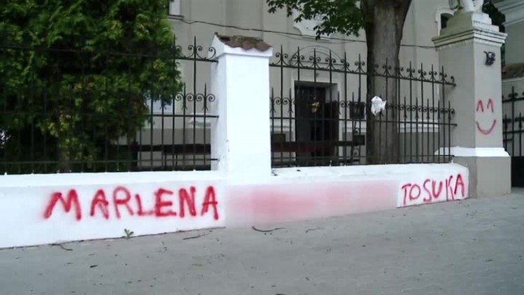 wulgarna napisy na kościelnym murze 