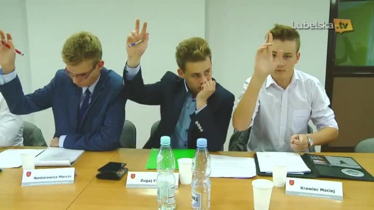 002_20161012_mlodziezowa_rada_miasta_logo.mp4