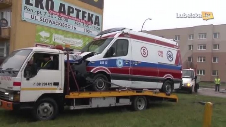 wypadek_karetki_internet.mp4