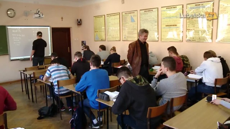 20170215_nauczyciel_matematyki_logo.mp4