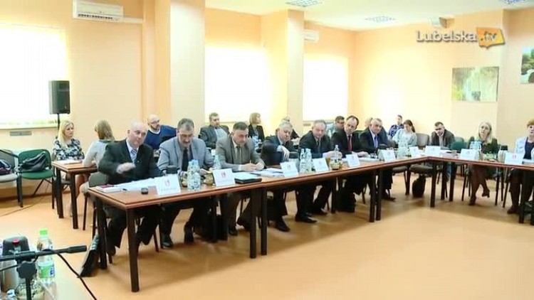 sesja_rady_powiatu_gimnazja_logo.mp4