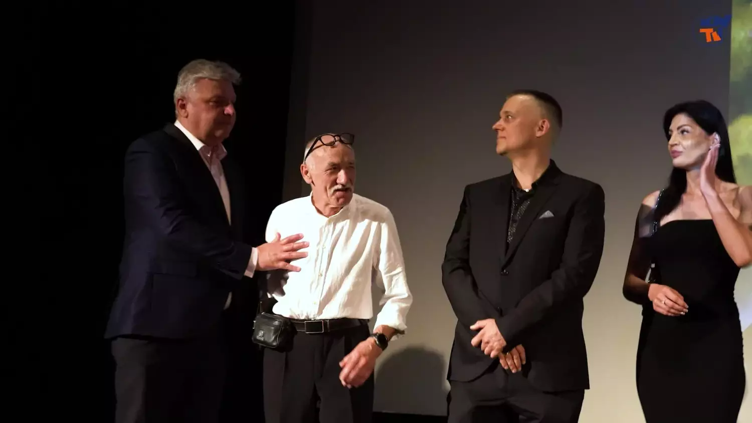 prapremiera-filmu-arcydzielo-warszawa-logo.mp4